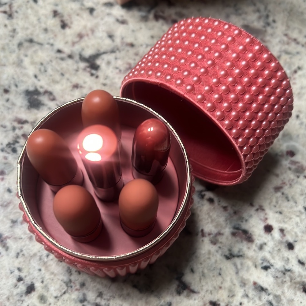 NIB MAC cosmetics velvet Teddy holiday gift set with gift box limited edition - Picture 2 of 8